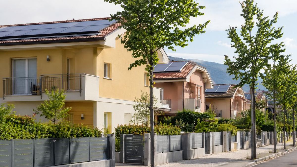 Quartiere residenziale italiano con pannelli solari e cappotto termico