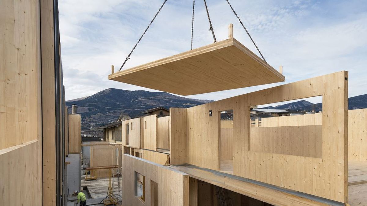 Edificio in costruzione con struttura in pannelli di legno CLT