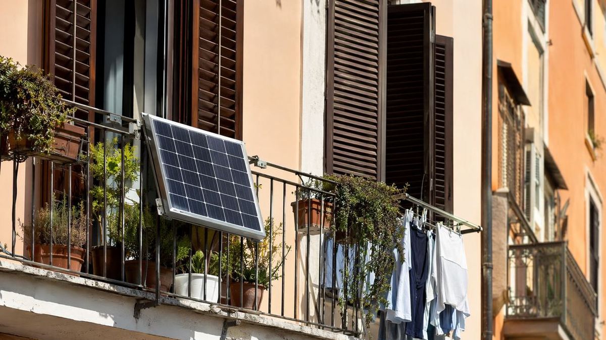 Pannello fotovoltaico plug and play installato sulla ringhiera del balcone