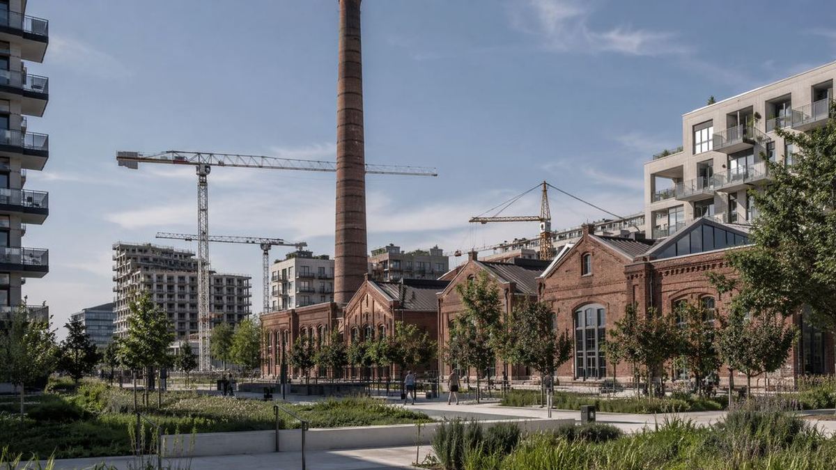 Ex area industriale italiana in riqualificazione con gru e nuovi edifici