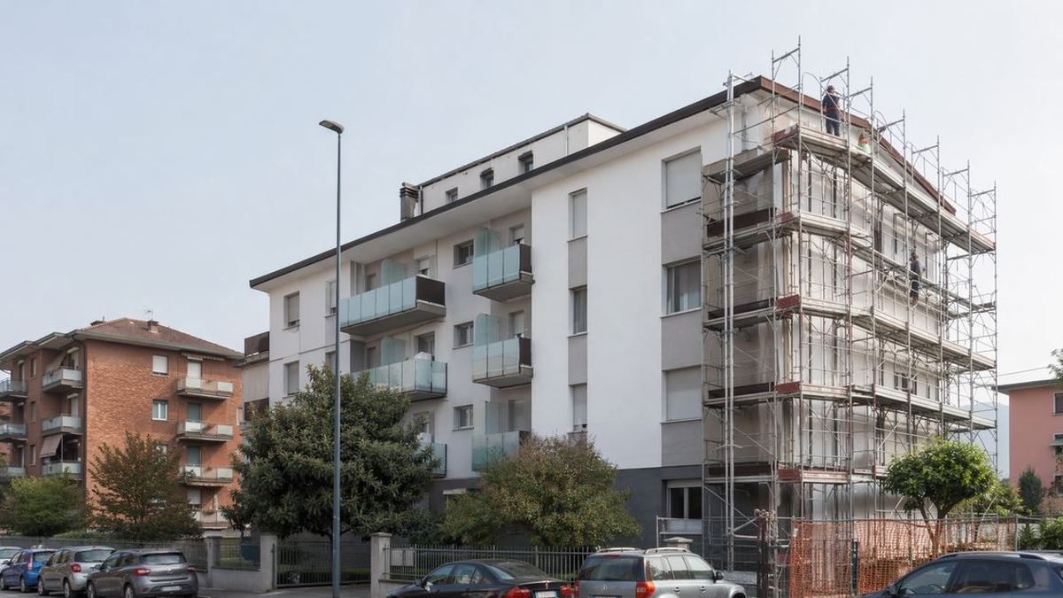 Condominio italiano con ponteggi in rimozione dopo lavori di efficientamento